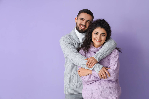 Renkli süveter giyen mutlu genç çift - Fotoğraf, Görsel