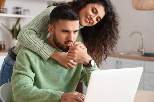 fiatal pár használja laptop a konyhában - Fotó, kép