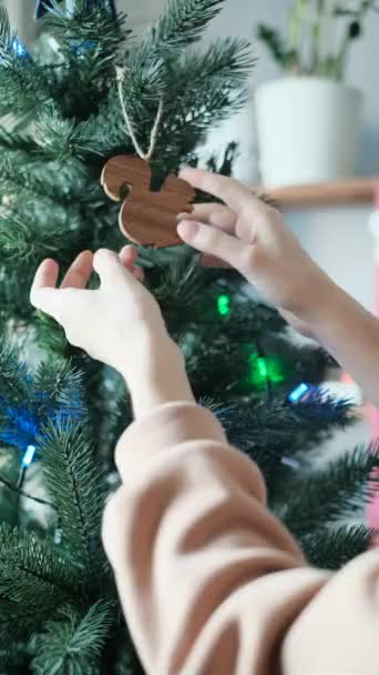 Διακόσμηση του χριστουγεννιάτικου δέντρου - Πλάνα, βίντεο