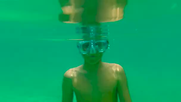 Chłopak nurkuje i pływa pod wodą na Oceanie Indyjskim. Igraszki dla dzieci w ciepłej wodzie - Materiał filmowy, wideo