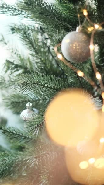 Διακόσμηση του χριστουγεννιάτικου δέντρου - Πλάνα, βίντεο