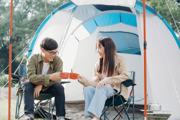 Casal feliz acampar vida no parque. Viagens e atividades ao ar livre. - Foto, Imagem
