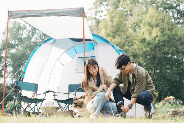 Casal feliz acampar vida no parque. Viagens e atividades ao ar livre. - Foto, Imagem