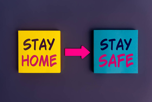 家にいて、安全にいてください-カラフルな粘着性のメモのコンセプトテキスト。家にいて安全だ。自分自身を保護し、命を救うための隔離と隔離キャンペーン。新しい正常な行動 - 写真・画像