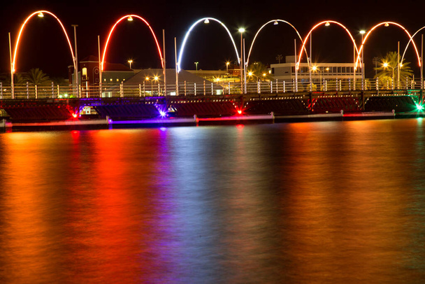 Pont de la Reine Emma à Willemstad la nuit avec éclairage - Photo, image