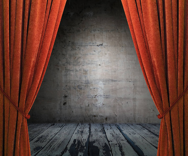 interior velho com cortinas vermelhas, parede de concreto - Foto, Imagem