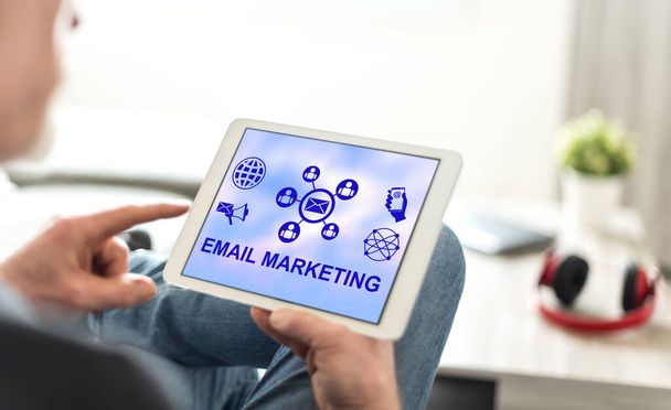 電子メールマーケティングの概念を表示するタブレット画面 - 写真・画像