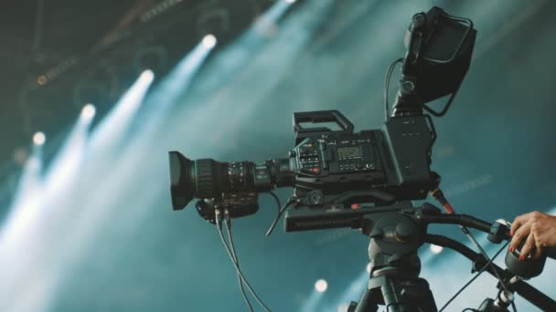 Caméra vidéo numérique de diffusion professionnelle sur scène. - Séquence, vidéo