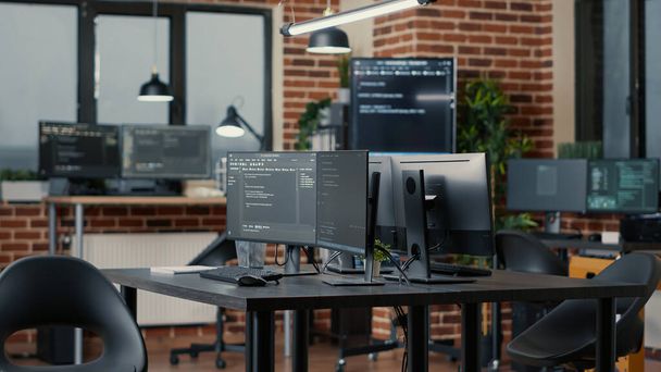 Комп'ютерні екрани запускають код програмування в порожньому офісі розробки програмного забезпечення
 - Фото, зображення