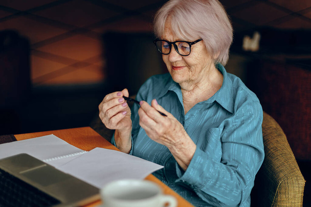 Senior woman working in front of laptop monitor sitting Retired woman chatting unaltered - Foto, Bild