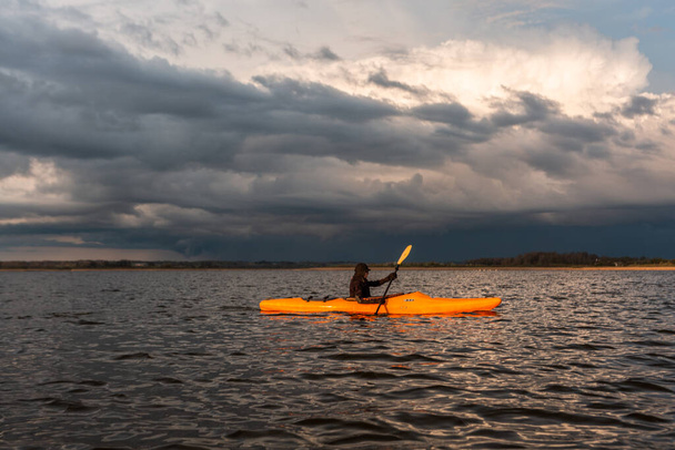 mujer kayak en el río  - Foto, Imagen