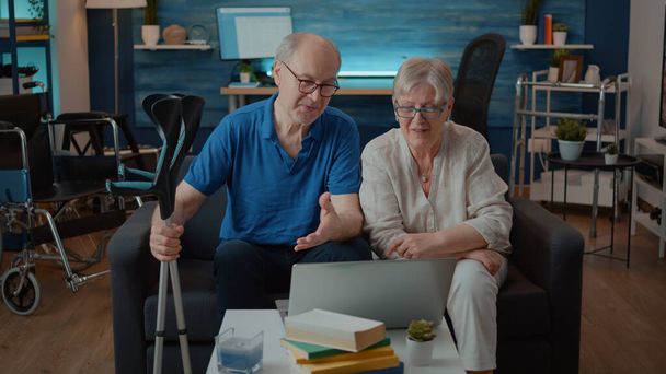 Senioren nutzen Laptop, um mit Familie per Videokonferenz zu sprechen - Foto, Bild