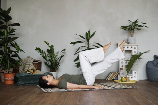 Donna che fa yoga a casa - Foto, immagini