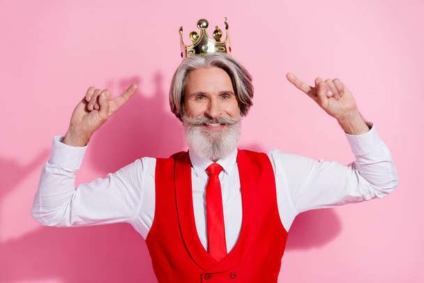 Portrait of attractive cheerful content grey-haired man wearing demonstrating crown self isolated over pink pastel color background. - Foto, Imagem