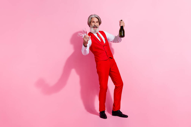 Full length body size view of attractive cheery grey-haired man drinking wine anniversary having fun isolated over pink pastel color background. - Valokuva, kuva