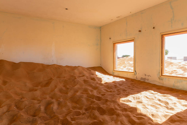 Interior da casa abandonada enterrado na areia na aldeia Al Madame em Emirados Árabes Unidos. - Foto, Imagem