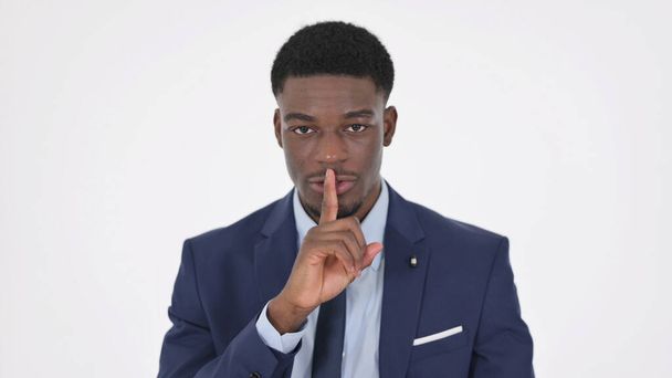 Empresario africano con dedo en los labios, silencio por favor - Foto, imagen