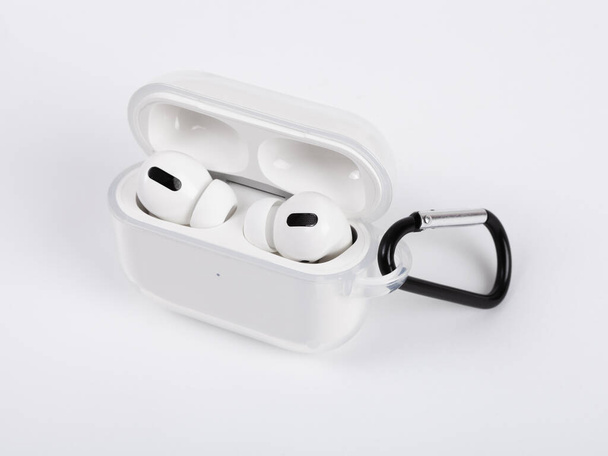 Case with portable headphones, white with spring hook - Foto, Bild