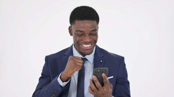 Homme d'affaires africain Célébration sur Smartphone sur fond blanc - Photo, image