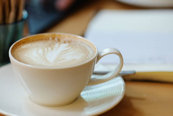 Cappuccino sur la table du café - Photo, image