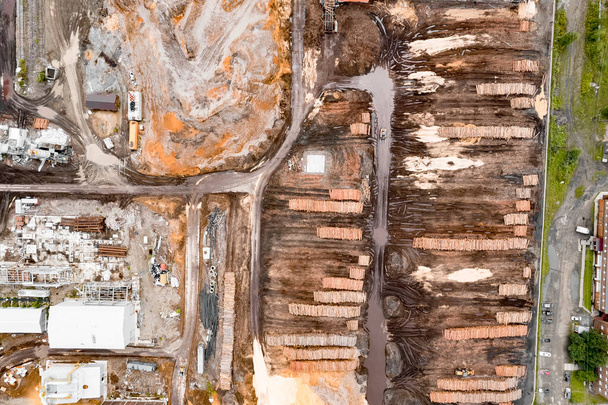 Deforestación de Rusia, problemas ambientales, serrín, suciedad, vuelo con drones - Foto, Imagen