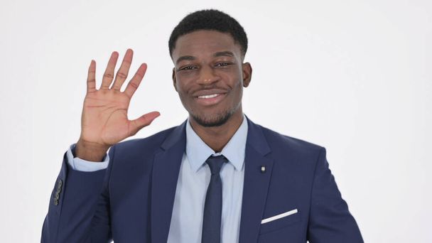 Acolhedor Africano Empresário acenando mão no fundo branco - Foto, Imagem