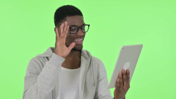 Afričan mluví na online video chat na zeleném pozadí - Fotografie, Obrázek