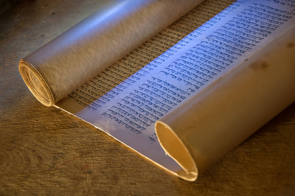 Grunge ηλικία βρώμικο καφέ προσευχή πίστη νόμος του Μωυσή πιστεύουν σκοτεινή νύχτα ξύλινο γραφείο χώρο. Closeup Ιουδαϊκή ιερή εκκλησία βιβλιοθήκη προσευχή πολιτισμός θεός Ιησούς Χριστός λογοτεχνικό παρελθόν τέχνη ξύλο νεκρή φύση έννοια - Φωτογραφία, εικόνα