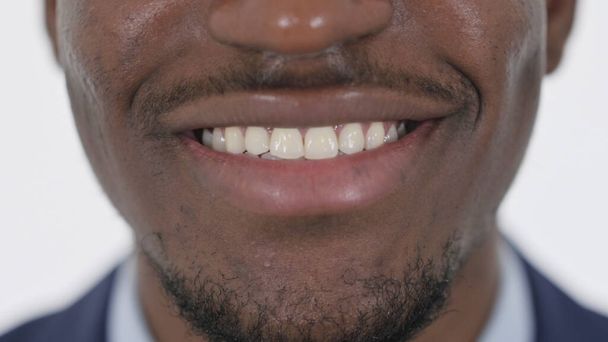 Gros plan des lèvres souriantes de l'homme africain - Photo, image