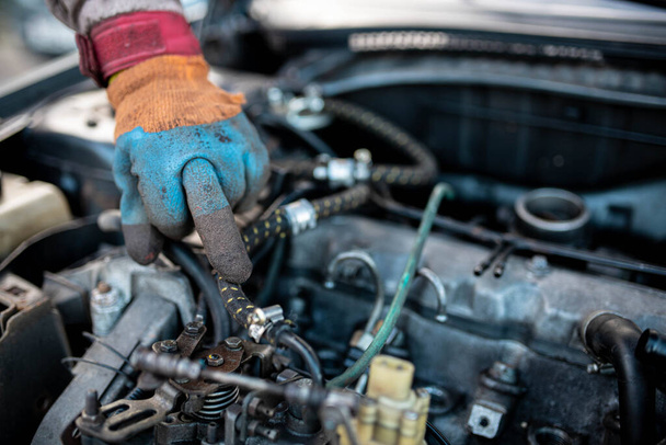 diagnostics of the car's fuel system, checking fuel hoses for leaks. - Foto, Bild