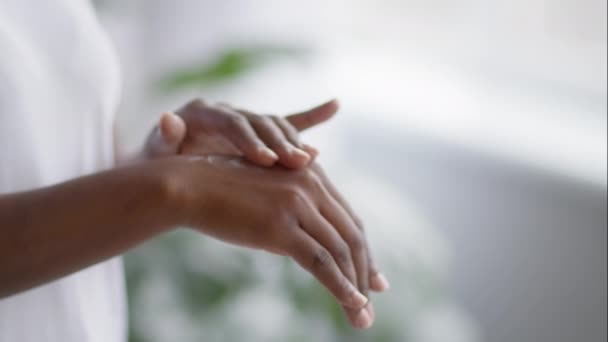 Πλαϊνή όψη των γυναικείων χεριών Εφαρμογή ενυδατική κρέμα εσωτερικά, περικοπή - Πλάνα, βίντεο