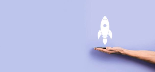 Conceito de negócio de inicialização, Businessman segurando tablet e ícone foguete está lançando e voar para fora da tela com conexão de rede no fundo escuro - Foto, Imagem