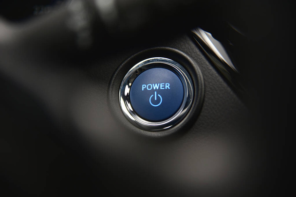 Démarrer arrêter le bouton moteur sur un tableau de bord de voiture moderne - Photo, image