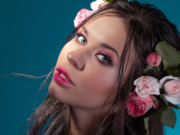 A beautiful young brunette with bright blue eyes, in a Hawaiian image. - Foto, imagen