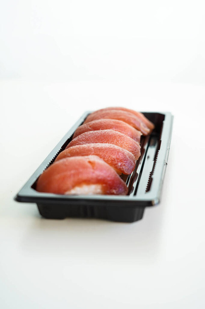 Bandeja con seis piezas de sushi. Atún nigiris. - Foto, Imagen