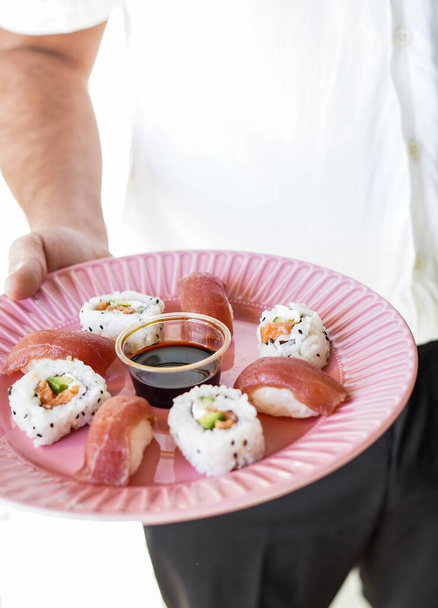 Тарелка с различными кусками суши. - Фото, изображение