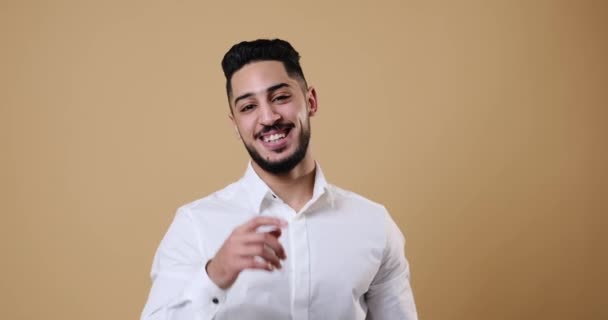 Χαρούμενος επιχειρηματίας που δείχνει με το δάχτυλο και γελάει - Πλάνα, βίντεο