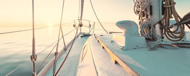 Yacht bianco che naviga in acque calme al tramonto. Una vista dal ponte a prua, albero, vele. Splendido paesaggio nuvoloso. Riflessioni sull'acqua. Mar Baltico. Stile di vita, crociera, regata, sport, ricreazione - Foto, immagini