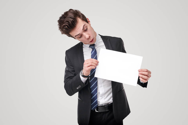 Hilarious businessman with empty paper sheet - Foto, Bild