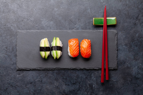 Japonské sushi zasazené na kamenný talíř. Horní pohled rovný - Fotografie, Obrázek