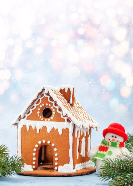 Рождественские открытки с пряничным домиком и местом для копирования боке - Фото, изображение