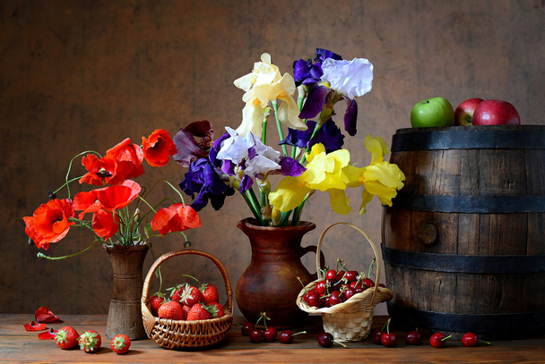 kwiaty w wazonie i świeże owoce - Zdjęcie, obraz