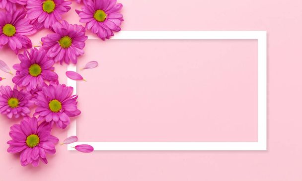 Flores de primavera y pétalos de fondo rosa. Vista superior plano con marco para su texto o saludos - Foto, imagen
