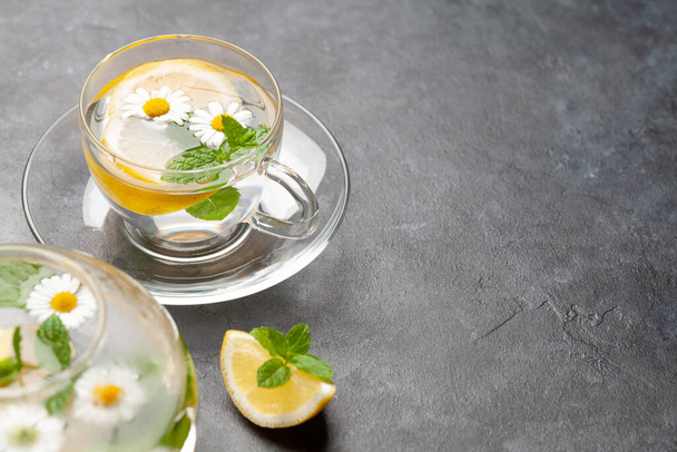 Traditional herbal tea with lemon, chamomile flowers and mint. View with copy space - Foto, Imagem