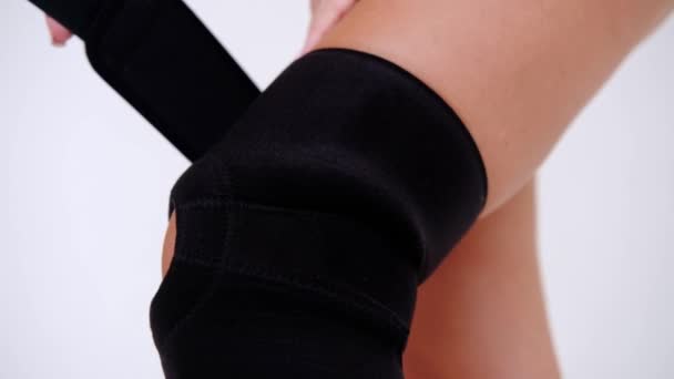 Підтримка колінних суглобів на нозі ізольовано на білому тлі. Ортопедичний анатомічний ортодонт. Брекети для фіксації коліна, травми і біль. Ортопедія. Ортез ніг. Колінний суглоб Пов'язка рукав. Еластичний спорт
 - Кадри, відео
