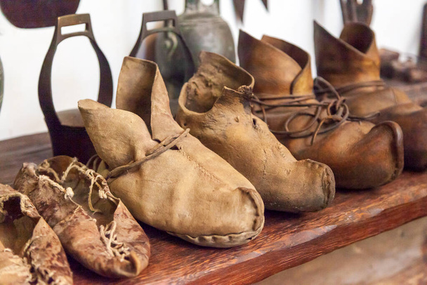 Старая старинная кожаная обувь 13-14 веков. Пара старинных кожаных туфель - Фото, изображение