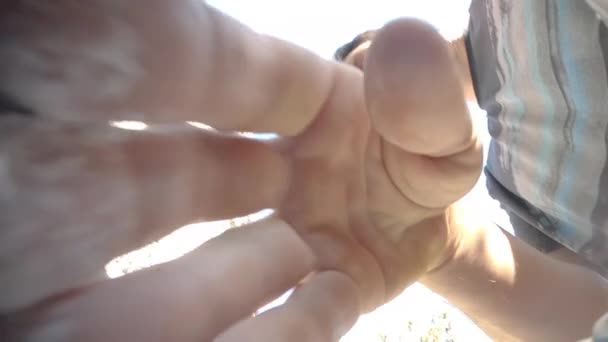 BOTTOM UP:若い男は登山ルートを観察しながら彼の指をチョーク. - 映像、動画