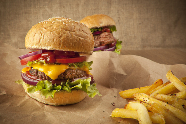 čerstvé hamburgery s hranolky - Fotografie, Obrázek