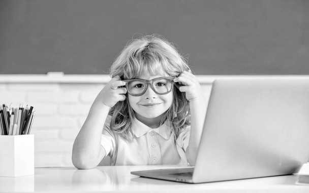 septiembre 1. e-learning. niño estudiando en la computadora. feliz adolescente chico en el aula. - Foto, Imagen
