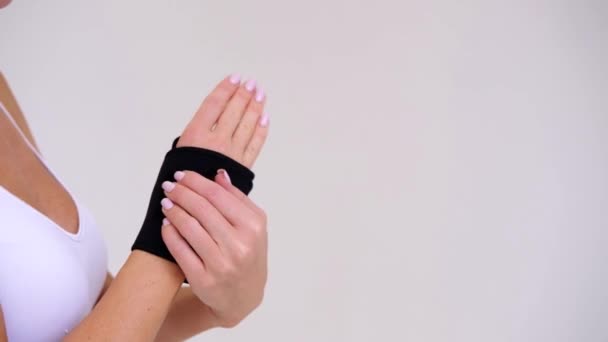 Black Wrist and Thumb Brace stabilizer on woman hand - Filmagem, Vídeo